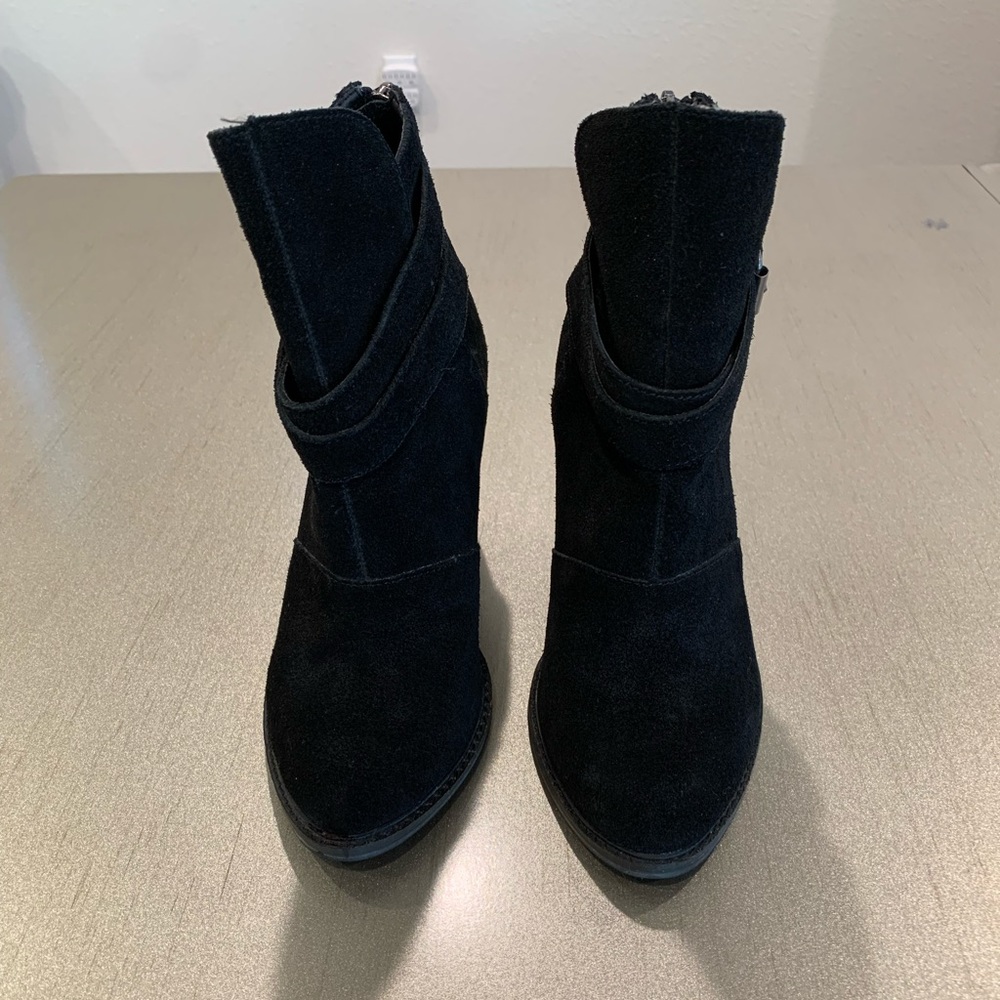 New without tags Chinese Laundry Women Ankle Boots. Never Worn. Size 5